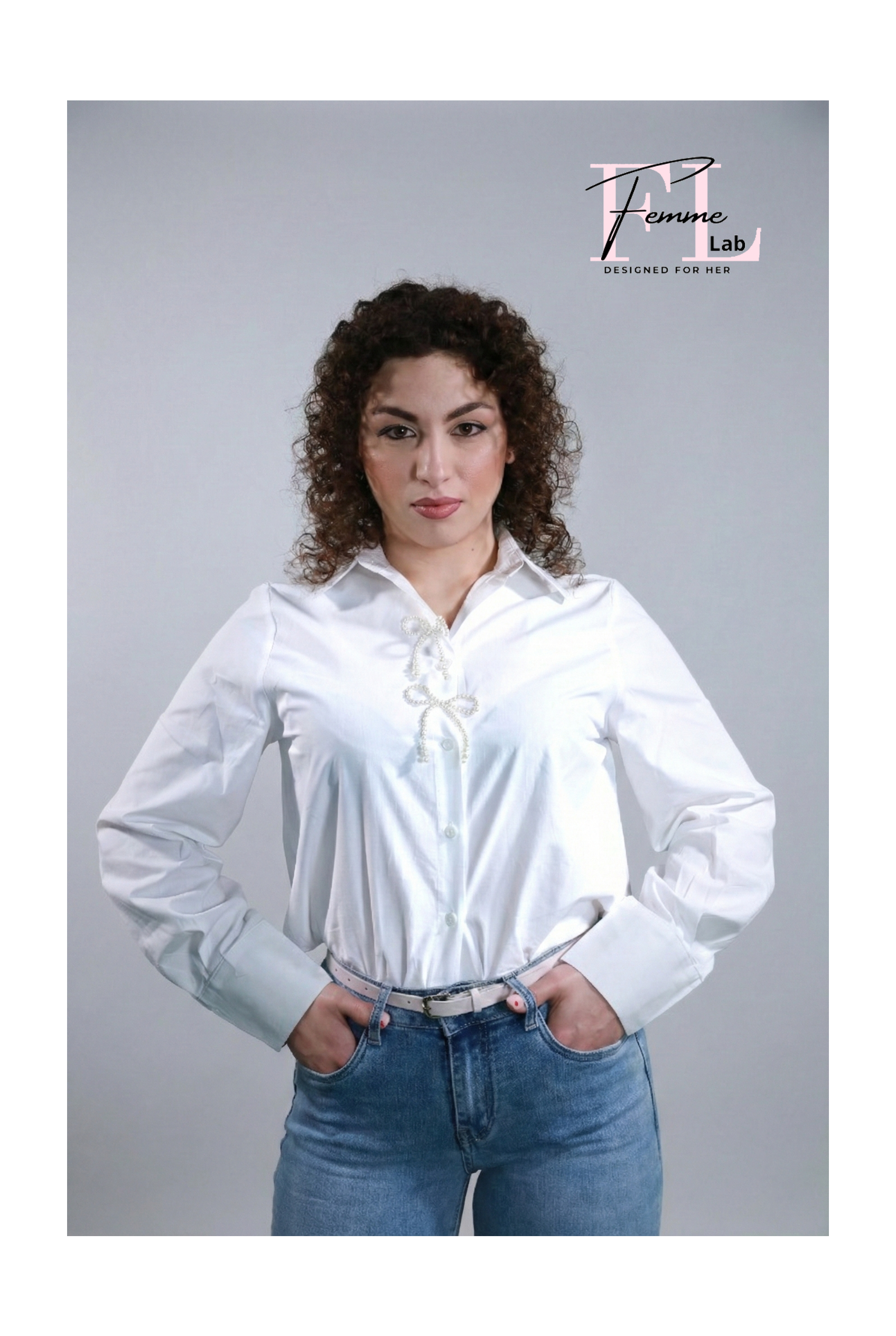 Camicia bianca con fiocco di perle