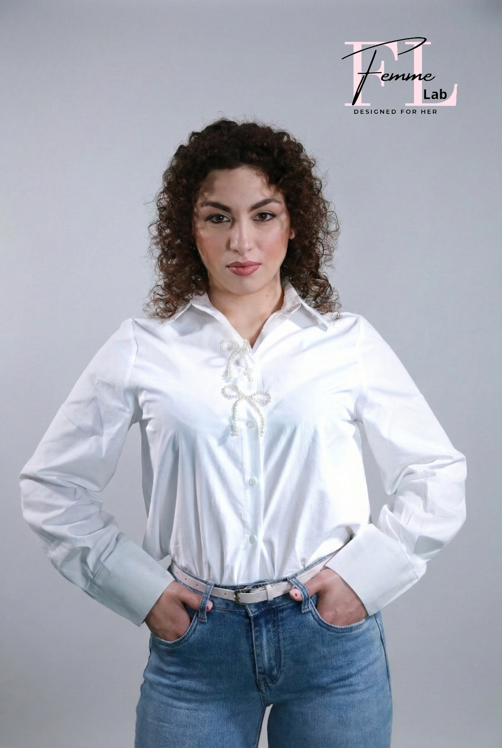 Camicia bianca con fiocco di perle