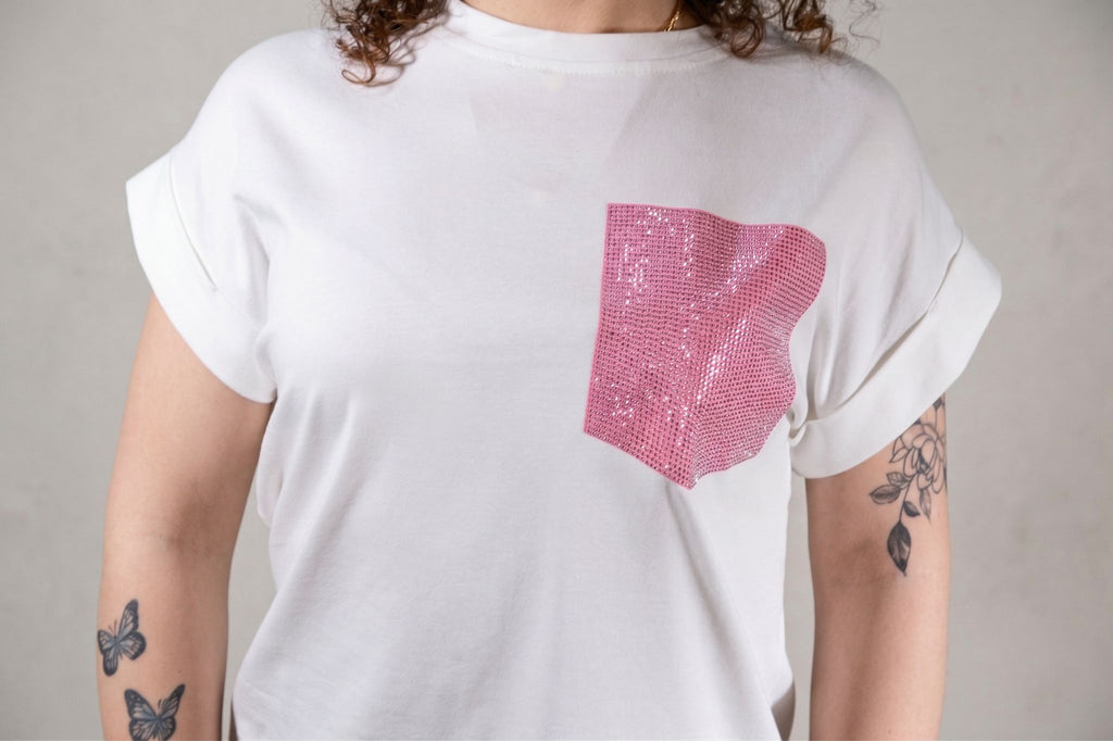T-shirt Bianca con Tasca Rosa in Strass