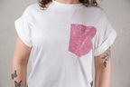 T-shirt Bianca con Tasca Rosa in Strass
