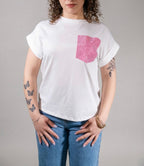 T-shirt Bianca con Tasca Rosa in Strass