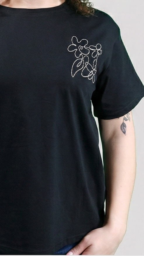 T-shirt ricamo floreale Nera